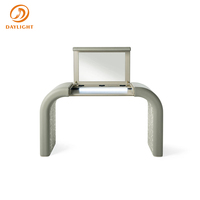 Bureau de toilette moderne de luxe entièrement rembourré avec design en cascade incurvée et miroir intégré, table de maquillage élégante