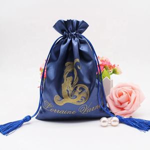 Pochettes en satin de luxe personnalisées avec cordon de serrage et logo imprimé pour le rangement des perruques et les cadeaux de soins capillaires - Product Image 5