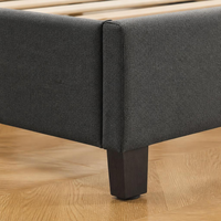 Lit plateforme moderne gris foncé rembourré avec tête de lit capitonnée haute et sommier à lattes en bois, lit double