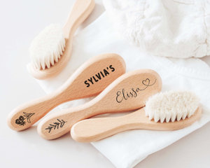 Kaiyue OEM Personnalisé, Meilleures ventes : Ensemble brosse et peigne à cheveux en bois pour bébé, Cadeau de naissance et de douche personnalisé avec gravure - Product Image 1