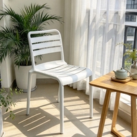 Chaise en plastique empilable sans accoudoirs, résistante aux intempéries, avec assise et dossier à lattes, robuste et légère, pour intérieur et extérieur