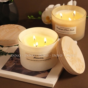 <span class=keywords><strong>Bougie</strong></span> Raincoast de luxe à 3 mèches avec couvercle en <span class=keywords><strong>bois</strong></span> 350g Bougies parfumées faites à la main pour Noël Marque privée Nouvelle arrivée - Product Image 1