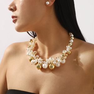 Accessoire de mode - <span class=keywords><strong>Magnifique</strong></span> collier court en perles pour les événements formels. Ensemble comprenant des boucles d'oreilles et un collier en perles. - Product Image 2