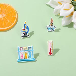 Accesorios personalizados de mochila para manualidades de Metal, broche personalizado para suministros químicos físicos para microscopio de lámpara de Alcohol - Product Image 1