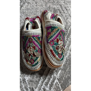 Babuchas artesanales marroquíes Aouge, cosidas a mano con diseño bereber, de cuero, para uso unisex en interiores y exteriores. - Product Image 5