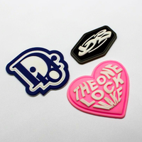 Étiquettes de vêtements personnalisées en PVC/silicone souple écologique, en relief 3D, forme de logo personnalisée pour sacs et chapeaux - Étiquettes thermocollantes (5-7 jours)