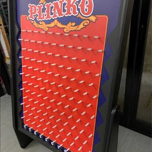 Juego de Plinko LED Retro Personalizable para Interiores, de Madera y Metal, con Ranura para Tarjetas de Sorteo, para Carnavales, Guarderías, Centros Comerciales y Locales de Bebidas - Product Image 3