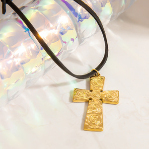 Collier en acier inoxydable avec croix en or 18 carats, motif spirale, chaîne claviculaire, style street art pour femmes - Product Image 3