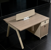 Bureau de travail et poste informatique contemporains, mobilier de bureau, ensemble bureau et chaise pour employés