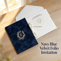 Set Undangan Pernikahan Folio Hardcover Beludru Biru Dongker Mewah yang Dipersonalisasi dengan Embos Foil Emas dan Amplop Akrilik
