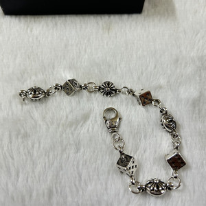 Bracelet en alliage de cuivre pour hommes et femmes, style délicat et élégant, motif dés, vente en gros d'usine - Product Image 5