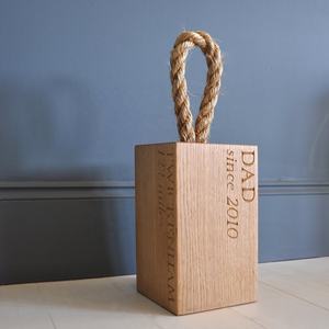 Butée de porte en chêne massif gravée sur mesure avec corde, butée de porte en bois faite à la main très résistante, cadeau personnalisé pour la maison ou le <span class=keywords><strong>bureau</strong></span> pour papa - Product Image 4