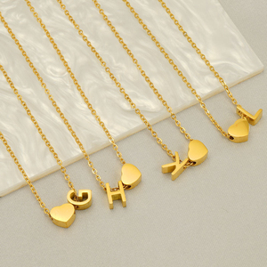 Collier Cœur Initial en Acier Inoxydable Plaqué Or 18K, Petit Collier Cœur avec Lettre, Collier Personnalisé avec Monogramme pour Femme - Product Image 1