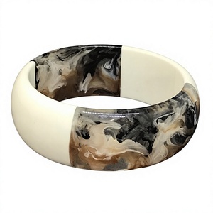 Bracelet tendance en résine marbrée noire, unique, fait main, fantaisie, accessoire de mode pour femme - Product Image 6