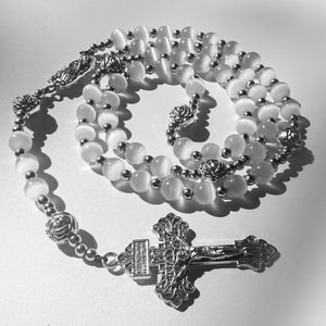 Terço de Aço Inoxidável para Mulheres e Homens, Contas de 8mm em Olho de Gato Branco com Crucifixo Prateado Ornamentado e Medalha da Virgem Maria - Product Image 3