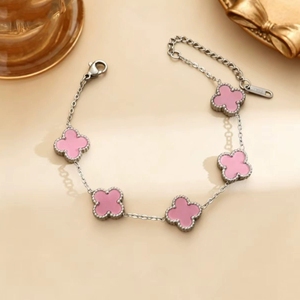 Bracciale in acciaio inossidabile con quadrifoglio, design a cinque fiori su entrambi i lati, resistente allo sbiadimento, alla moda e dall'aspetto di alta gamma. - Product Image 4