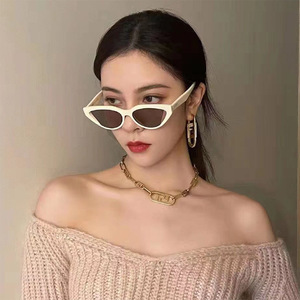 Lunettes de soleil œil de chat personnalisées de style européen et américain pour femmes, verres PC UV400, monture noire, tendance Instagram, haut de gamme - Product Image 2