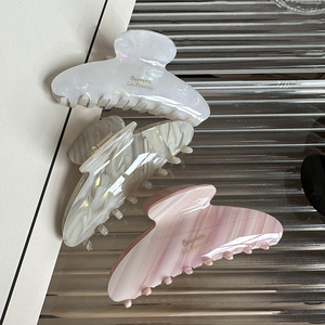 SHE SHARES مشابك شعر كبيرة للنساء من الأسيتات بتصميم أنيق على الطراز الفرنسي مع شعار قابل للتخصيص - Product Image 5