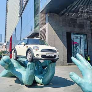 Sculptures personnalisées de voitures de sport en fibre de verre Modèle écologique de course de villégiature de luxe Artisanat en résine pour concessionnaire automobile - Product Image 2