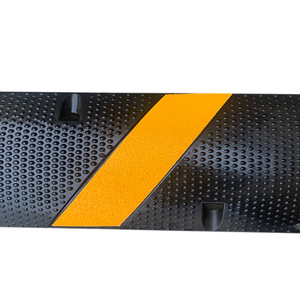 Reductor de velocidad de caucho personalizado de 183x30x5 mm, resistente a la presión, para uso en exteriores. - Product Image 1