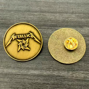 Al por mayor: Pin de solapa metálico vintage de la banda METAL LICA, insignia de colección de recuerdos, pin de merchandising musical metálico para mochilas y bolsos - Product Image 1
