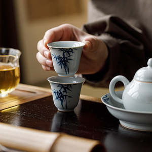 Taza de té de cerámica esmaltada antigua Guanlan, azul y blanca con diseño de bambú, estilo chino de alta gama, taza individual para degustación de té. - Product Image 1