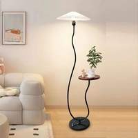 Table basse plissée en bois pleine longueur Toshuo, lampe de sol en MDF protectrice pour les yeux, chargeur de téléphone portable sans fil - Salon moderne
