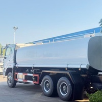 Nouveau camion-citerne Sinotruk Howo 20000L pour l'arrosage et le transport de carburant diesel 6x4 pour engins de construction