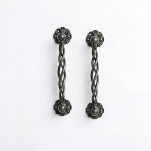 Poignée de portail en fer forgé traditionnelle, avec un design torsadé et des motifs floraux aux deux extrémités ; convient à tous les types de portails. - Product Image 1
