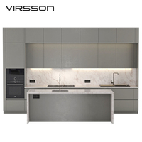 Armoires de cuisine modernes minimalistes en acier inoxydable avec finition mate grise et évier pour appartement, design sur mesure pour l'intérieur de la maison