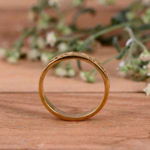 Bague florale de luxe unisexe minimaliste plaquée or 14 carats, faite à la main, texturée, avec motif de feuille gravée et sertissage en argent, style vintage - Product Image 3