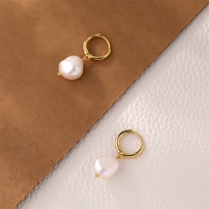 Pendientes de Aro Chapados en Oro de 18k Vintage con Perlas de Agua Dulce para Mujer - Product Image 2