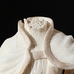 Estatua de Torso Abstracta Rústica Flolenco, Escultura de Torso Hueco de Resina con Textura de Travertino y Base de Mármol Negro para Decoración de Villas - Product Image 4