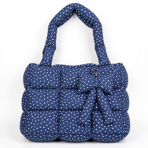 Sac fourre-tout matelassé en nylon blanc marine à imprimé cœurs pour femme avec fermeture éclair à nœud - Product Image 1