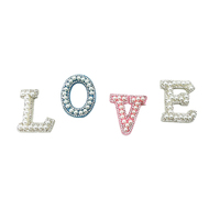 Patchs de lettres en strass avec perles blanches auto-adhésives personnalisées 4.5cm petit feutre brodé en forme de coeur avec résine pour le bricolage