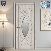 Portes en verre MDF modernes et élégantes, imperméables, avec surface finie, pour des intérieurs élégants de chambres et de villas.