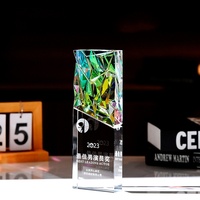 Conception de trophée en cristal coloré laser personnalisé Récompenses de conférence annuelle Plaque de trophée d'honneur d'employé exceptionnel personnalisé