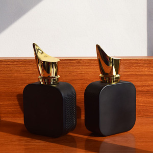 Flacon <span class=keywords><strong>de</strong></span> <span class=keywords><strong>parfum</strong></span> en verre noir carré plat <span class=keywords><strong>de</strong></span> haute qualité 30 ml 50 ml 100 ml avec bouchon premium - Product Image 3