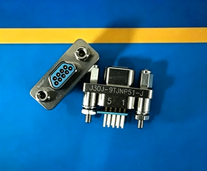 Conector Rectangular J30J-9TJNP51-J, 9 Pines Macho, Crimpado, Paso de 1.27mm, Equivalente a MIL-DTL-83513 - Product Image 1