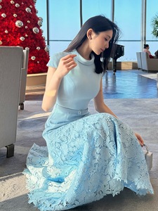 <span class=keywords><strong>Vestido</strong></span> Largo Casual de Encaje <span class=keywords><strong>Azul</strong></span> con Parches Florales Hechos a Mano, Estilo Delgado y Elegante, Colección Ramadán 2026, Siete Colores - Product Image 2