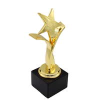 Socle en bois noir personnalisé Prix du meilleur partenaire avec étoile torsadée à cinq branches Trophée moderne en métal doré antique pour l'artisanat du métal