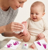 Kit de 3 empreintes de pieds de bébé sans encre, cartes de jalons de développement pour bébé, kit d'empreintes de mains et de pieds de nouveau-né, cadeau souvenir pour empreintes de mains et de pieds de bébé
