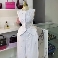 Ensemble tailleur pantalon taille haute élégant et personnalisé pour femme, avec gilet sans manches à col boutonné et incrustations de diamants, idéal pour l'été