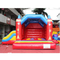 Château gonflable avec toboggan et zone de saut, thème camion de pompiers