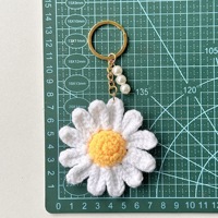 Porte-clés mousqueton fleur au crochet, design peluche, tournesol tricoté fait main, forme 3D, pendentif de sac Amigurumi, fleurs en macramé perlées
