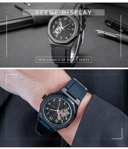 Orologio da Polso da <span class=keywords><strong>Uomo</strong></span> Musulmano Automatico in Silicone con Logo Personalizzato Colore Blu Speciale Quadrante Scheletrato e Numeri Arabi per Private Label - Product Image 4