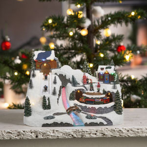 บ้านเล่นสกีหิมะในร่ม, สินค้ามาใหม่ไฟ LED ตกแต่งคริสต์มาสด้วยรถไฟหมุนได้และขยับได้เล่นสเก็ตของขวัญ - Product Image 1