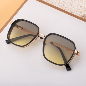 Occhiali da Sole Partagas alla Moda con Logo Personalizzato, Montatura Quadrata in Metallo con Cerniera a Molla, Protezione UV400 per Uomo - Product Image 3