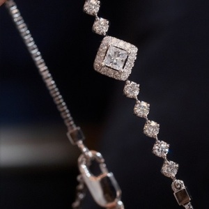 สร้อยข้อมือทองคำขาว 18K แท้ ประดับเพชรธรรมชาติทรงปรินเซสคัท คอลเลคชั่น Xinfly สร้อยข้อมือทองคำสำหรับผู้หญิง หรูหราสำหรับทุกวัน - Product Image 4