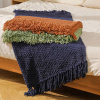 Couverture tricotée légère et respirante en acrylique solide, personnalisée, avec pompons, pour canapé adulte, idéale pour les voyages – Vente en gros